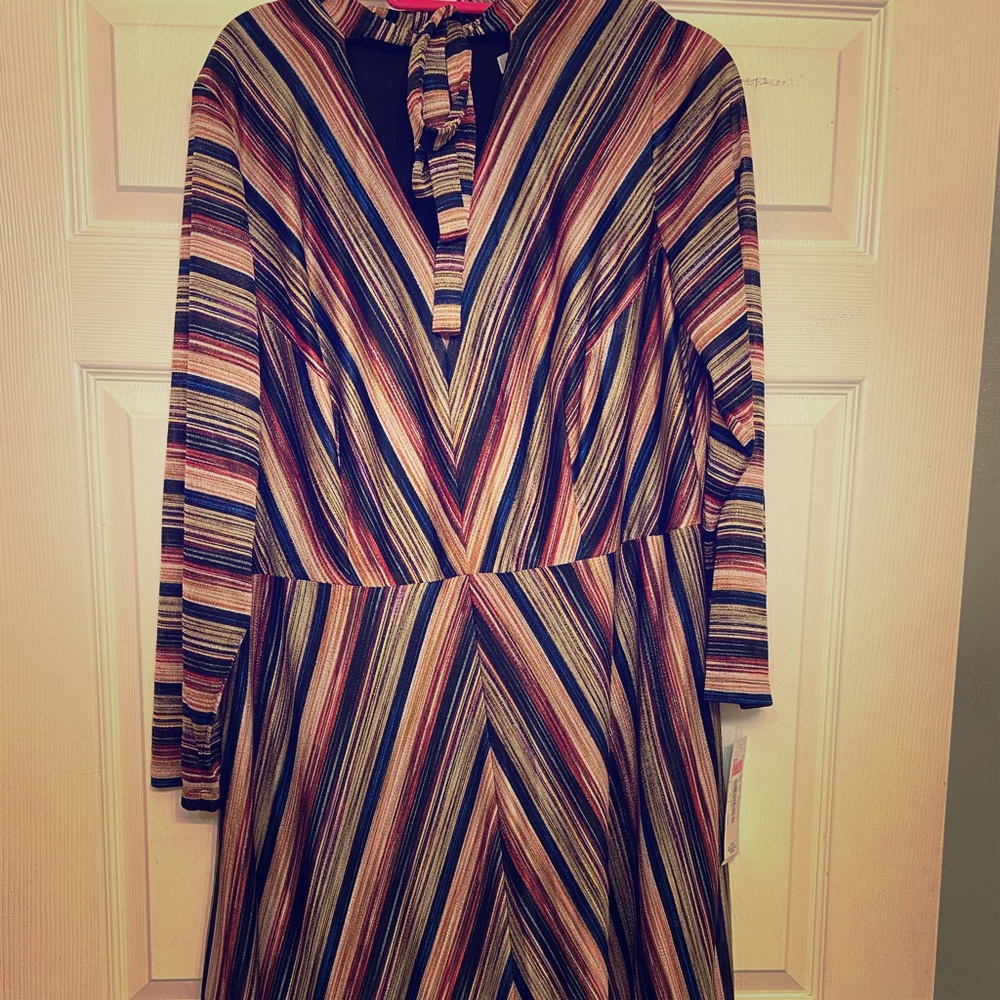 Women’s Dress!!! So pretty and flattering! 👗